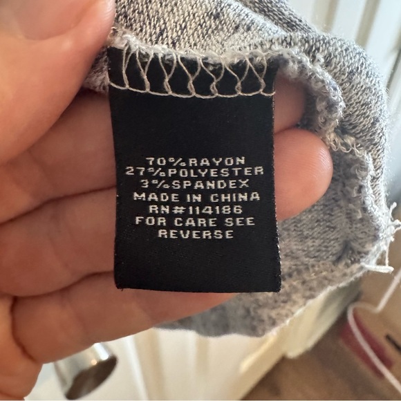 Verve Ami Women's Gray Long Sleeve  Top SZ 1X with Shoulder Buckle Detail - Picture 5 of 9